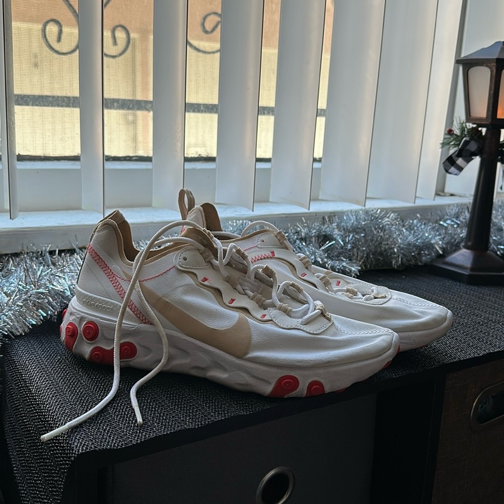 Nike women’s react 55